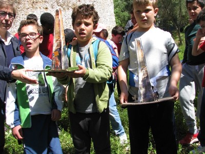 Alumnes amb la maqueta de l'agulla del Mèdol.
