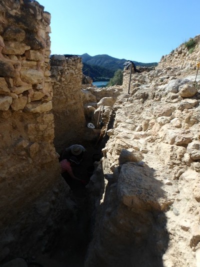 El carrer 101 en procés d'excavació. S'observa la potència de conservació de sediment i l'excel·lent estat de conservació dels murs del poblat.