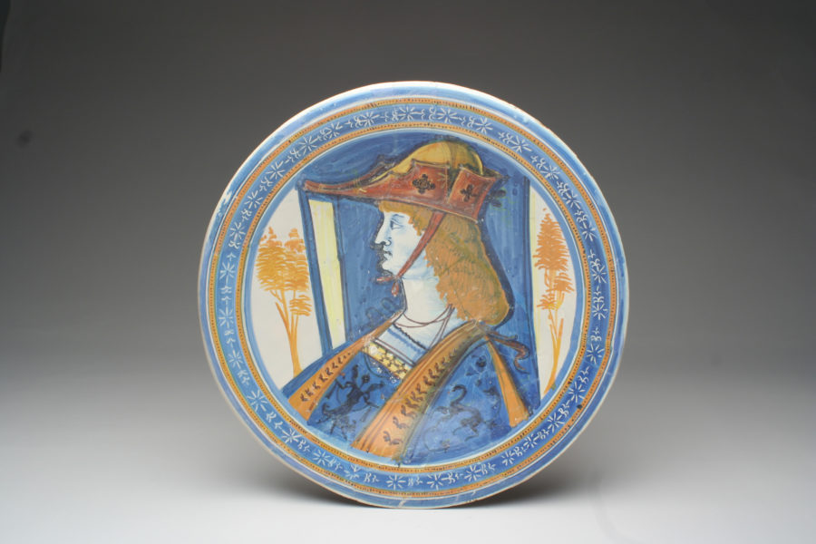 Renaissance ceramic plate with male bust ©Museo Montelupo