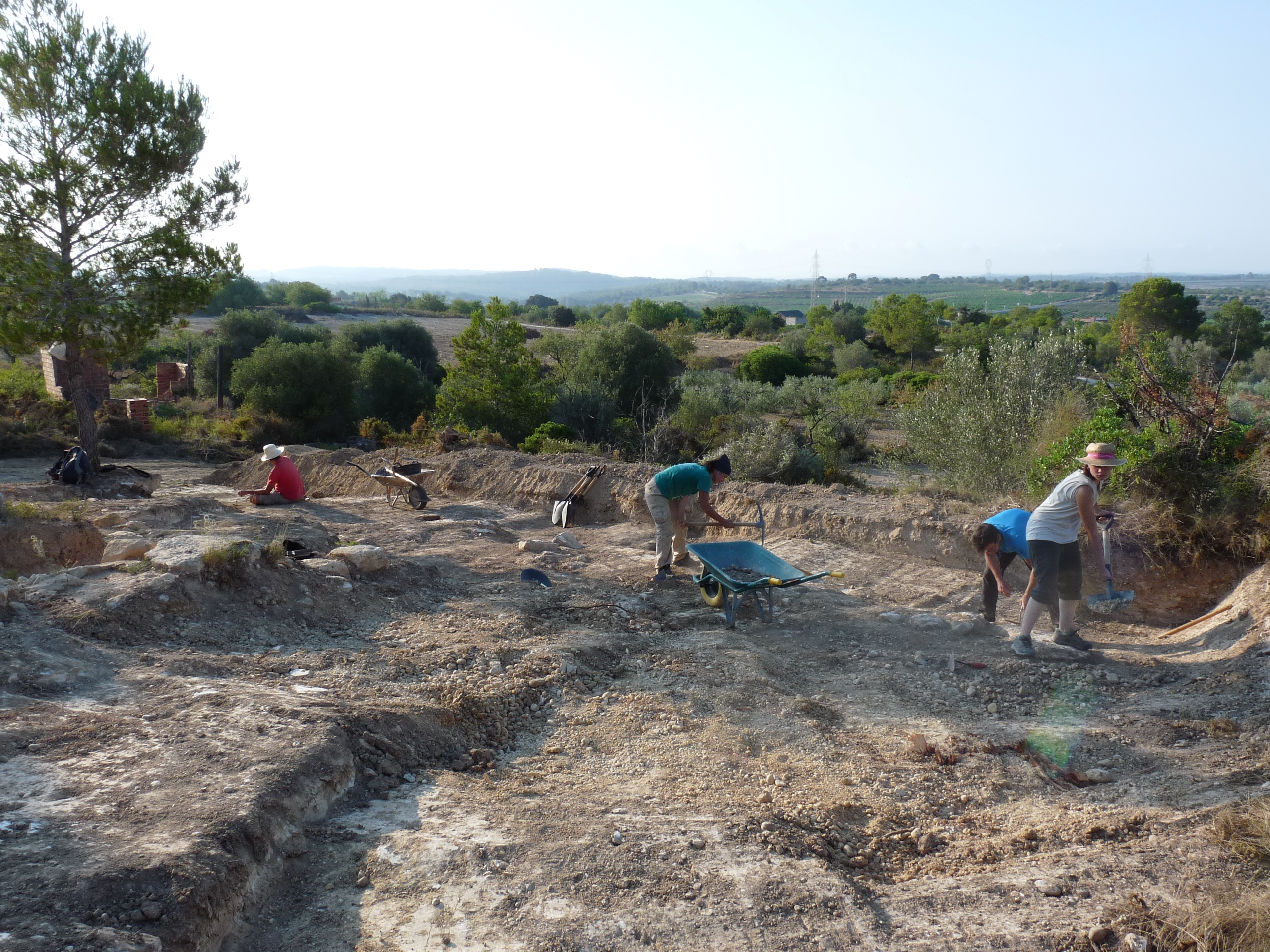 Costa de la Serra, campanya 2019. Membres de l’equip treballant en l’extrem est de la muralla, a l’entorn de la torre sud-est del fortí (© ICAC).