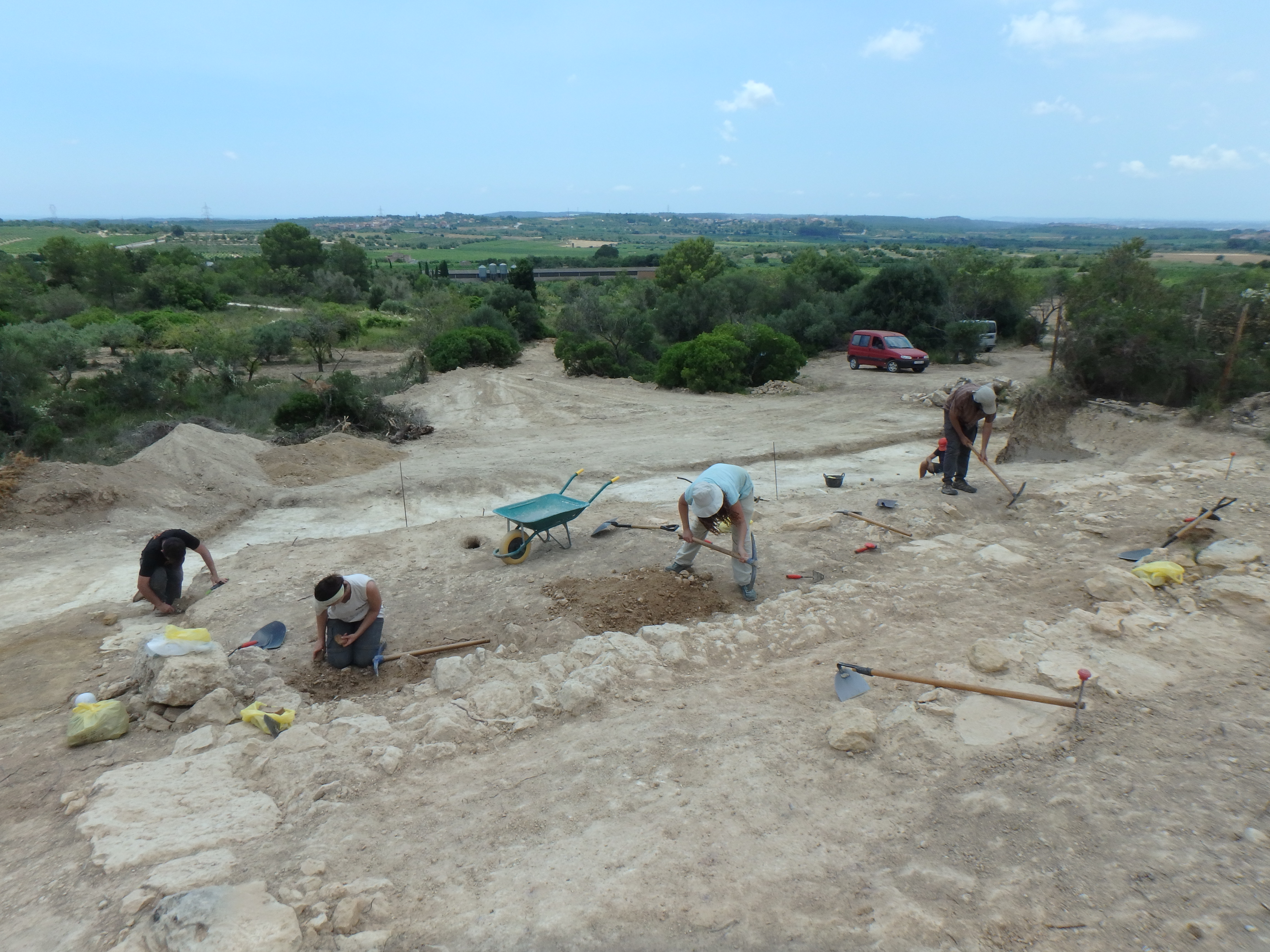 Els participants de la intervenció excavant entre els dos trams de muralla. Foto: ICAC