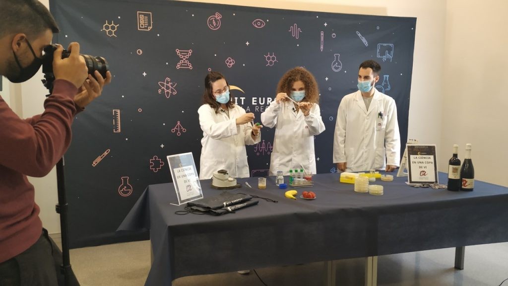 A partir del 27 de setembre estaran disponibles els vídeos dels 30 tallers científics. Foto: URV