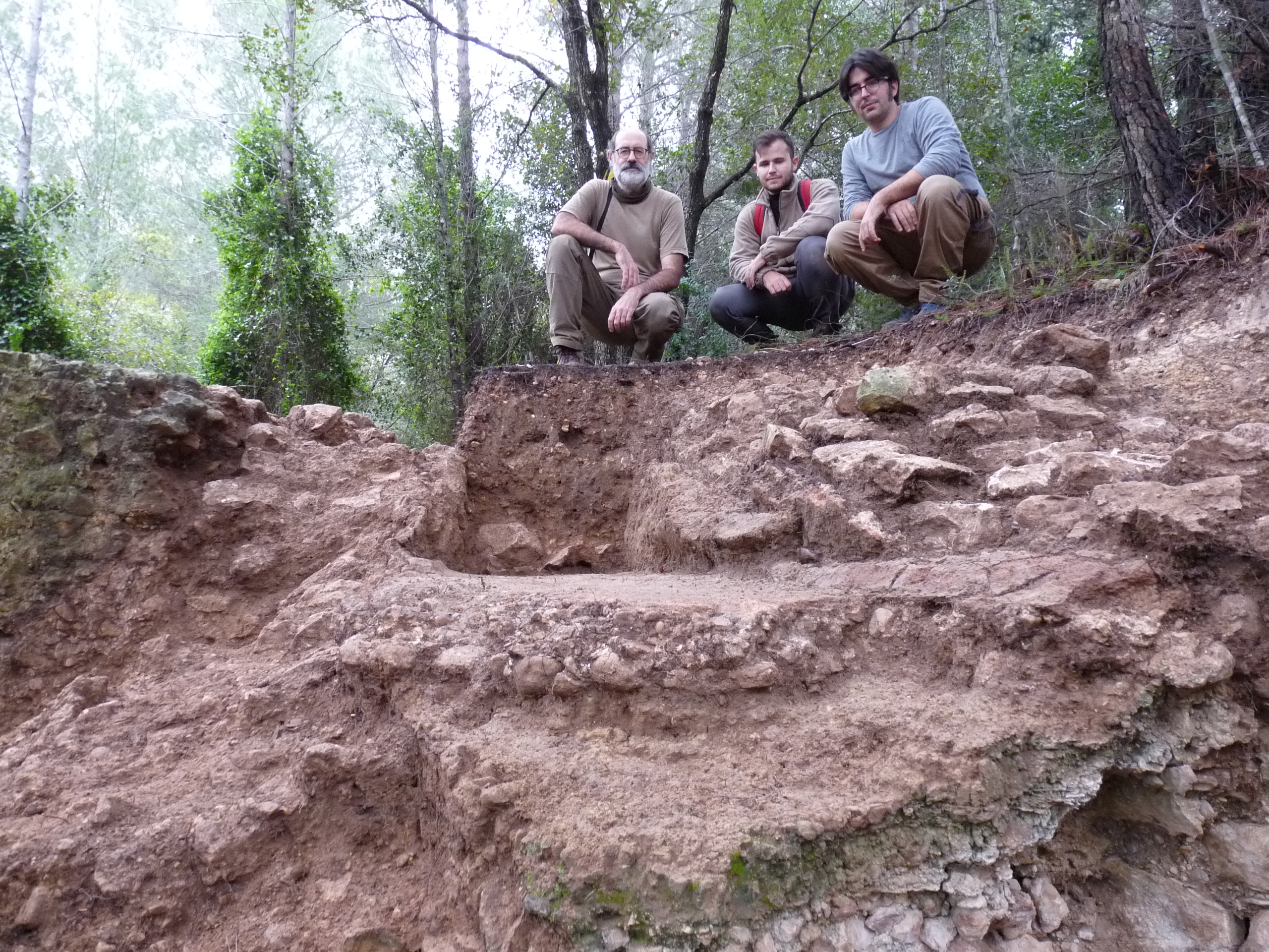 Jordi López Vilar, Antoni Corrales i Joan Canela. Treballs d'excavació a Vallmoll (Alt Camp). A la imatge es pot veure una part del contrafort i dos paviments sobreposats, amb una capa de travertí. Foto © ICAC