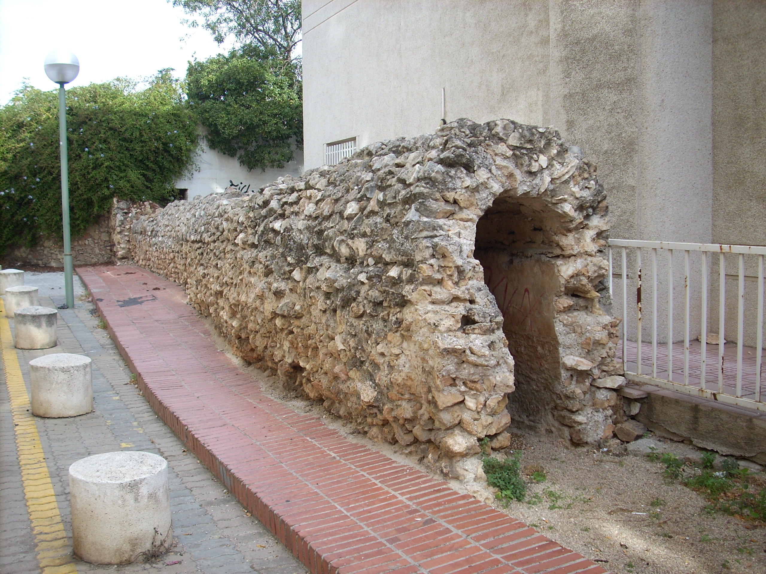 Restes de l’aqüeducte romà del Francolí que es poden observar a l’Avinguda Catalunya de Tarragona. És l’únic lloc on es pot apreciar la secció sencera de l’antic aqüeducte. Foto: ICAC.