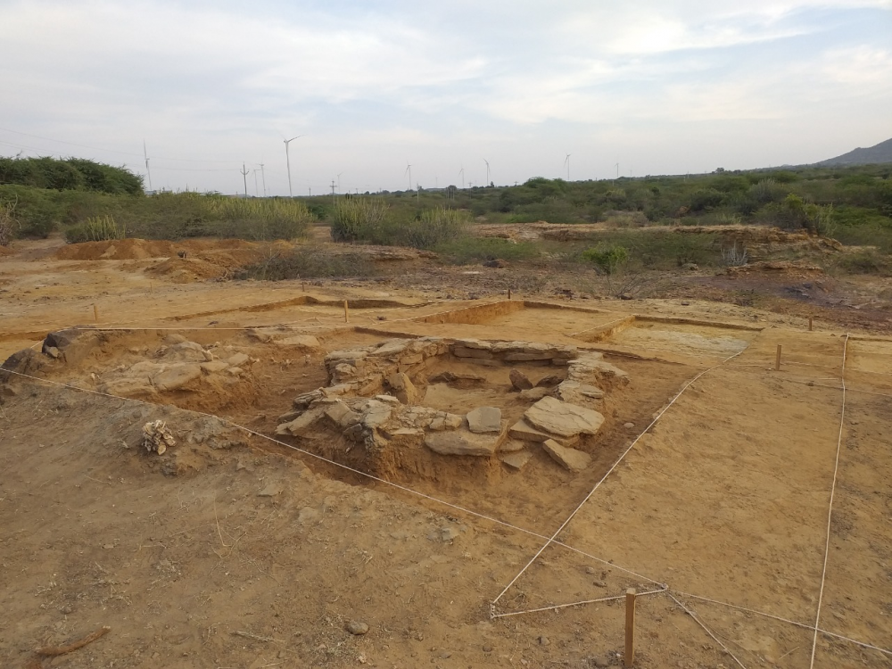 Una de les 50 càmeres funeràries excavades fins ara a Juna Khatiya. S’hi pot observar l’estructura muntada, que estava coberta amb un bloc de gres. Foto: Projecte Kachchh.