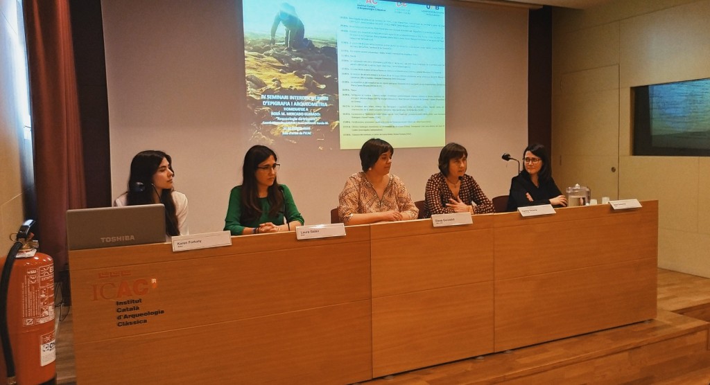 Karen Fortuny, Laura Galán, en un moment de a Rosa M. Mercado: "Arqueologia de trinxera”. IV Seminari interdisciplinari d’epigrafia i arqueometria. ICAC, 31 de maig de 2019.