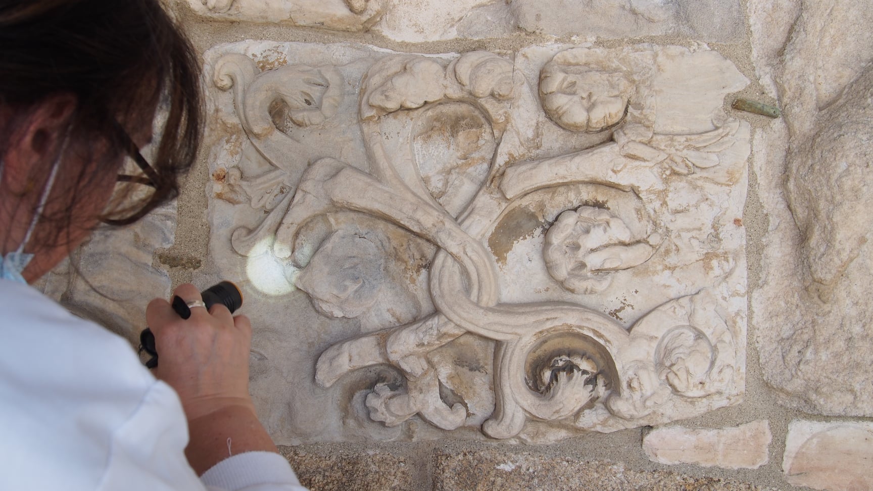 Pilar Lapuente en el examen macroscópico del mármol, previo al muestreo, Catedral de Santiago. Foto: ICAC (CC BY-SA 4.0)