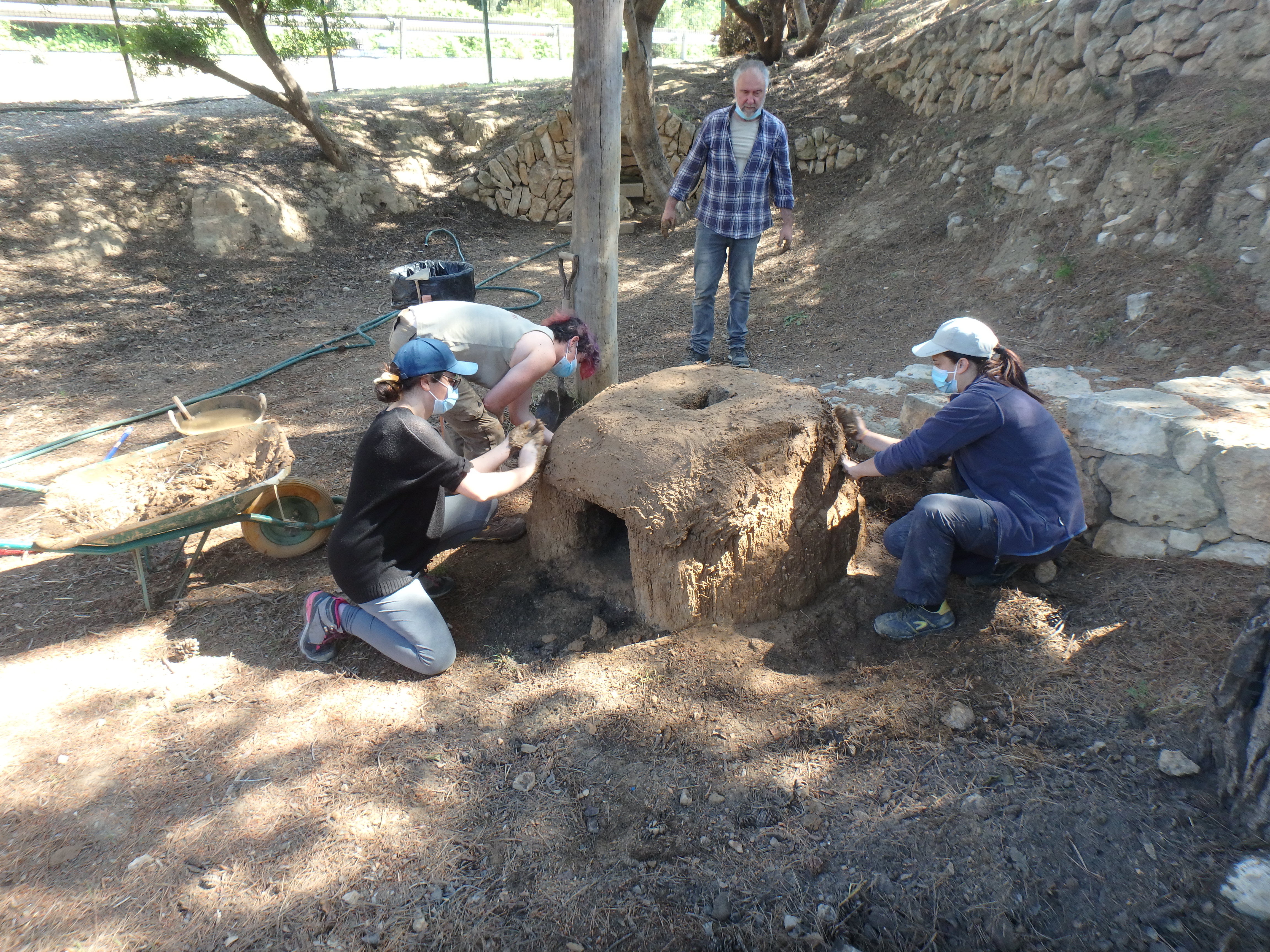 Construcció experimental d’un forn protohistòric, amb la volta construïda amb fang barrejat amb palla i sobre una base de fang, en espai exterior. Foto: projecte TRANSCOMB (ICAC).